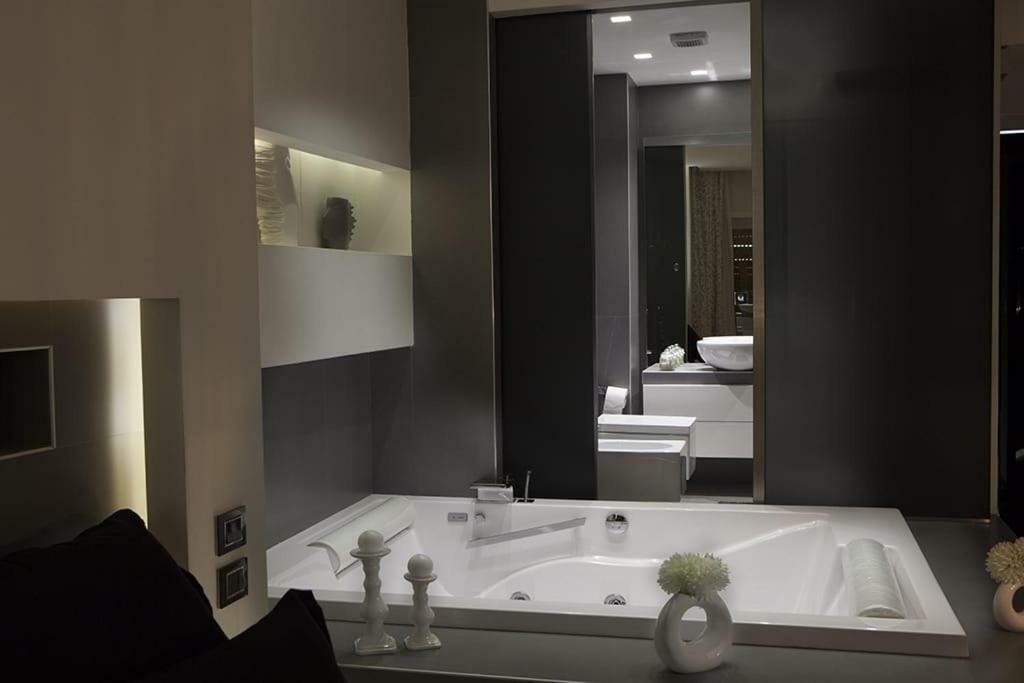 Crystal Skyline Neapolis Apartment Bagian luar foto