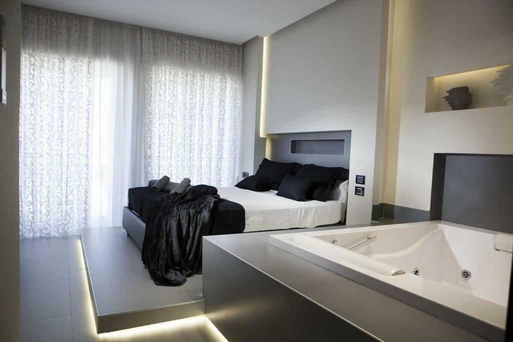 Crystal Skyline Neapolis Apartment Bagian luar foto