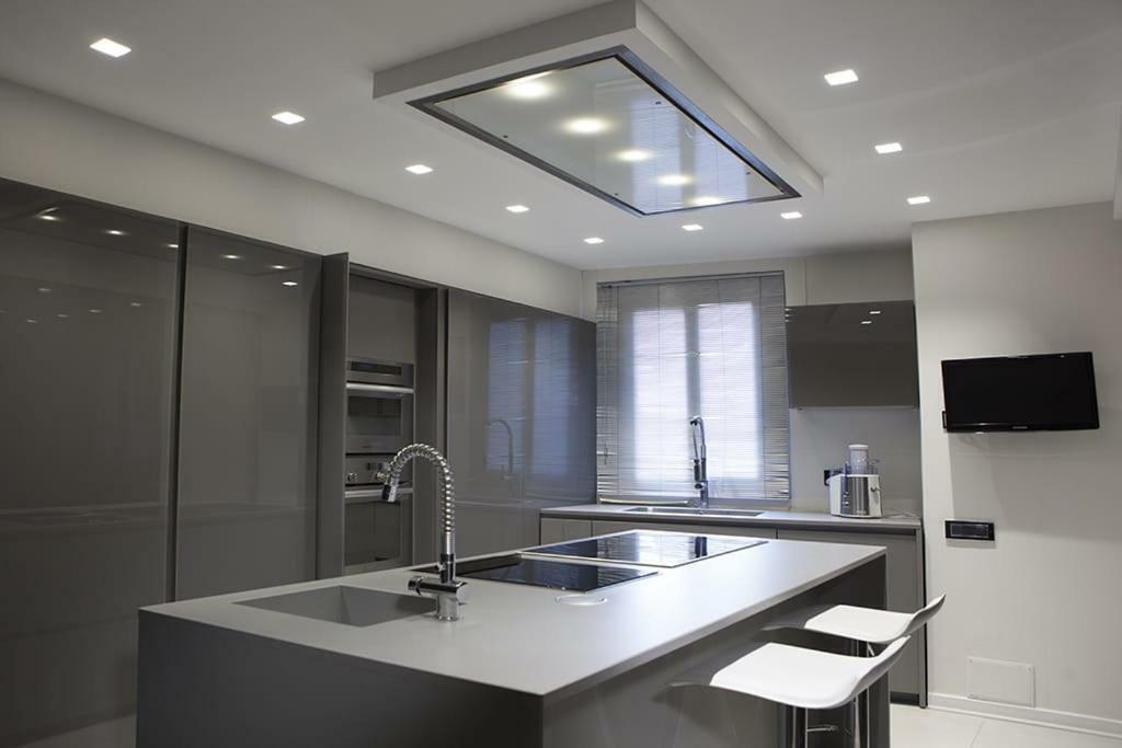 Crystal Skyline Neapolis Apartment Bagian luar foto