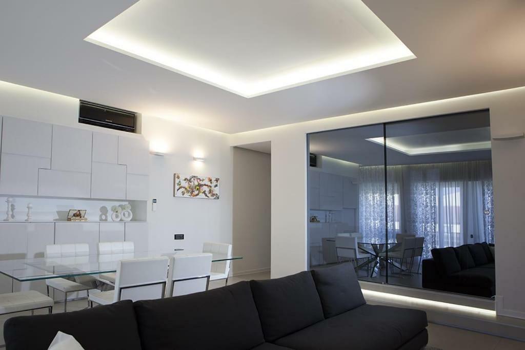 Crystal Skyline Neapolis Apartment Bagian luar foto